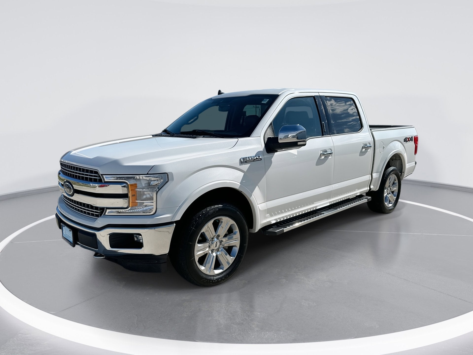 2020 Ford F-150 LARIAT in Star White Metallic Tri-Coat — front three-quarter view