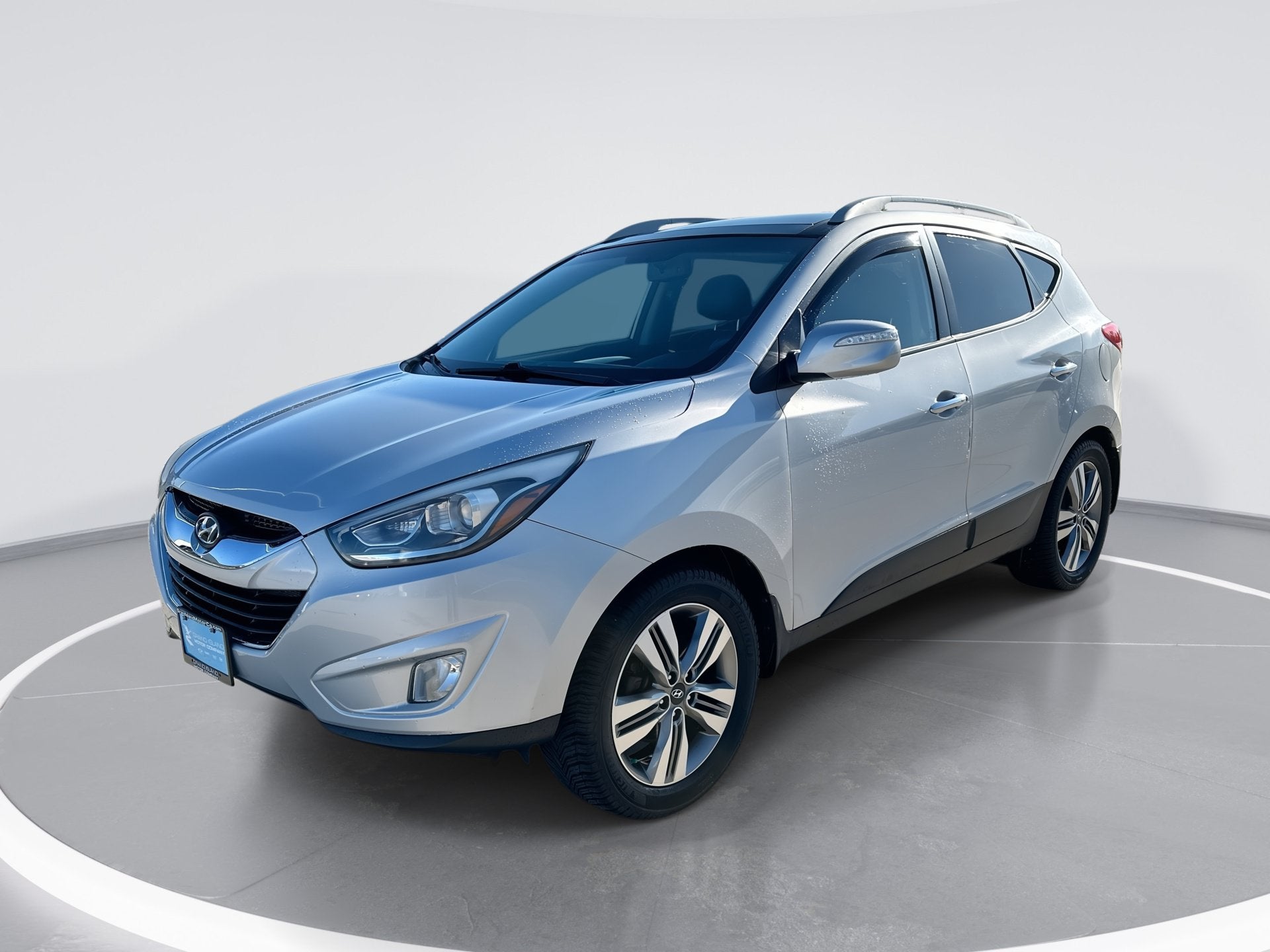 2014 Hyundai TUCSON Limited in Diamond Silver — front three-quarter view